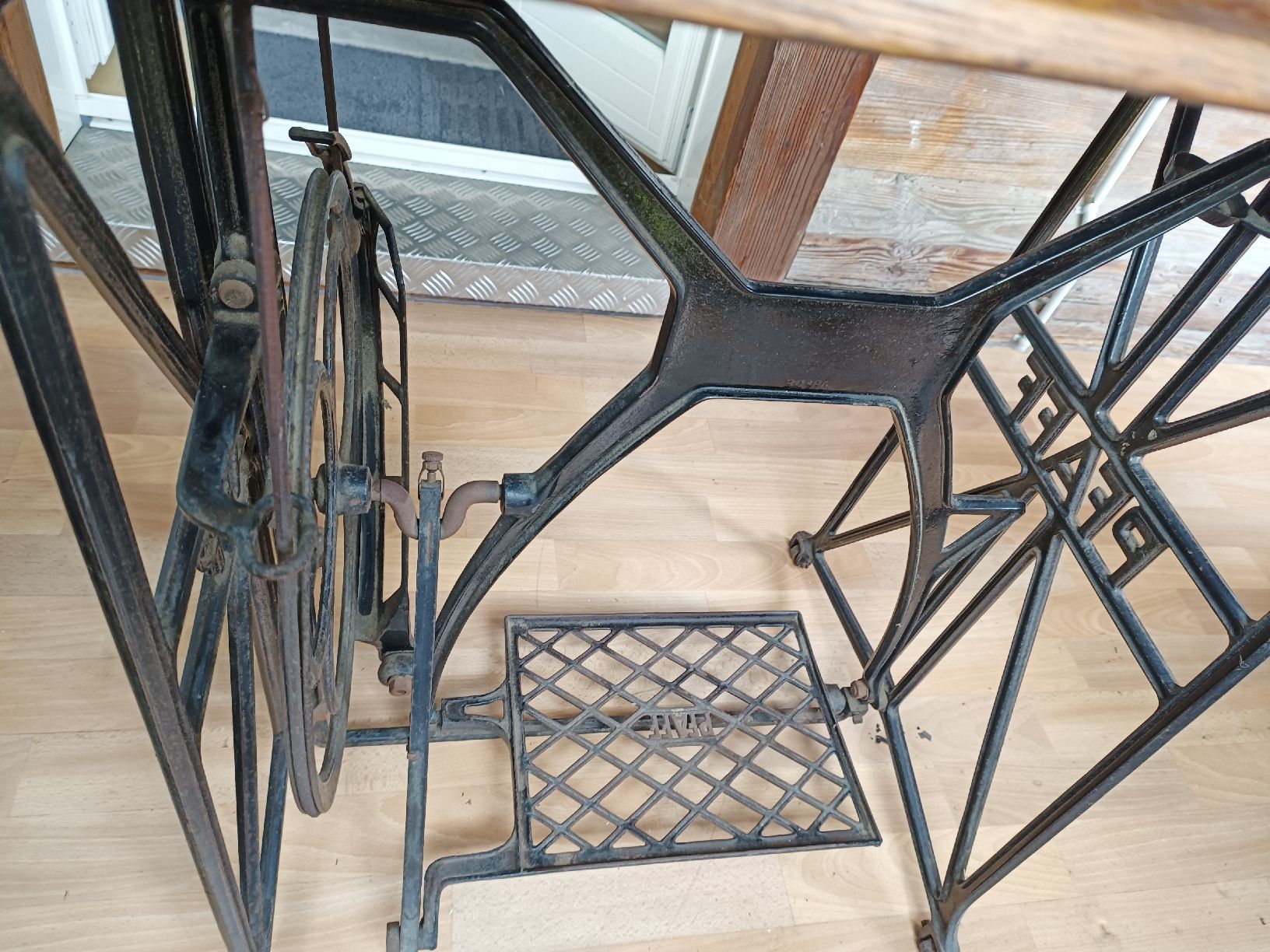 Pfaff Nähmaschinen: Pfaff Nähmaschine, Modell 30, Antik – Gebraucht aus Münchenbuchsee von Ruth0 4