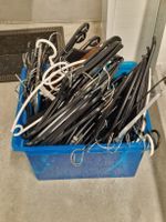 ca 100 verschiedene Kleiderbügel in blauer Box gebraucht