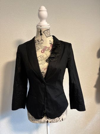 Schwarzer Knitter H&M Blazer Gr. 36 mit Rüschen Detail