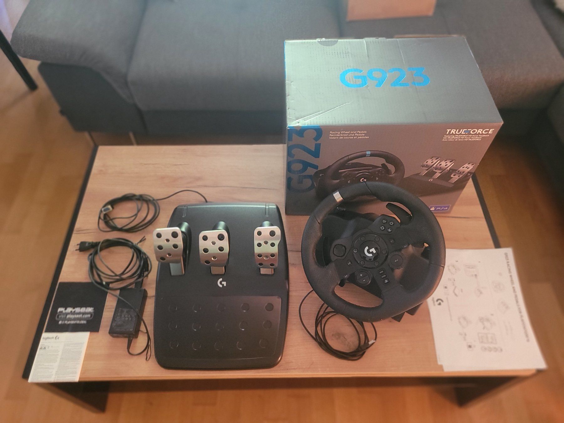 Logitech Manettes: Logitech G923 Racing Wheel and Pedals for PC/PS4 – D'occasion à Urtenen-Schönbühl par B3NI33