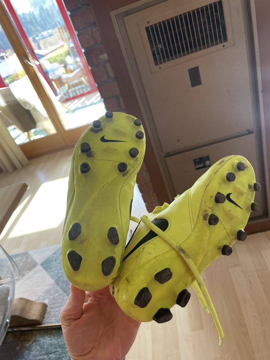 Nike Scarpe per ragazzi: Fussballschuhe Nike Gr. 33 – Usato da Adelboden venduto da skiriam 1