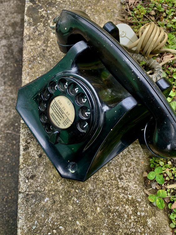 Antikes Telefon Mit Wählscheibe Auf M Tisch Verbin Produktbild-Vorschau 9