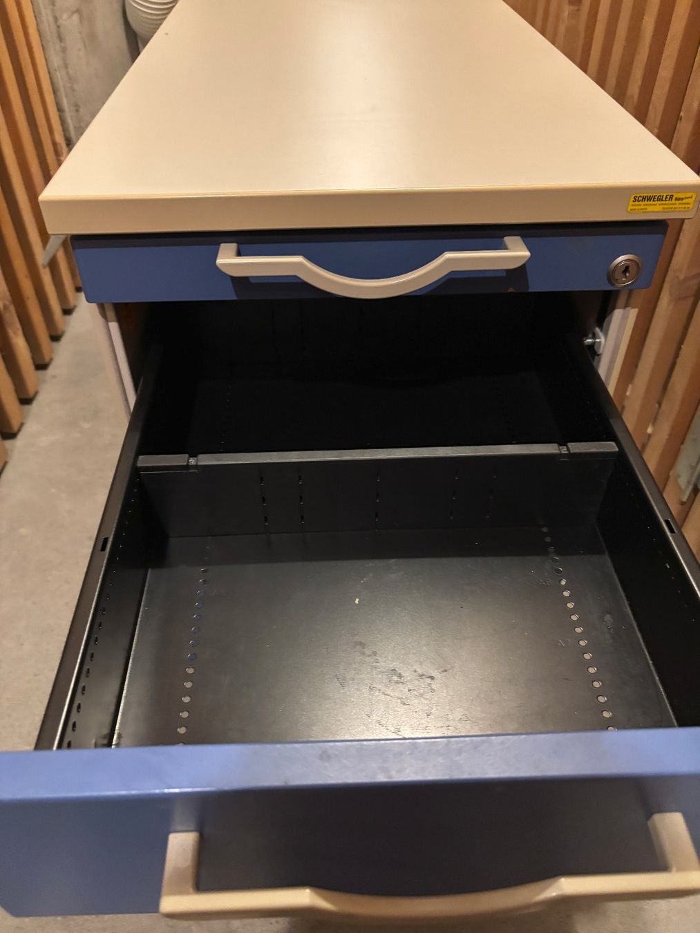 Banconi: Schubladencontainer blau-crème, 3 Schubladen, rollbar – Usato da Adligenswil venduto da Schrempf11 3