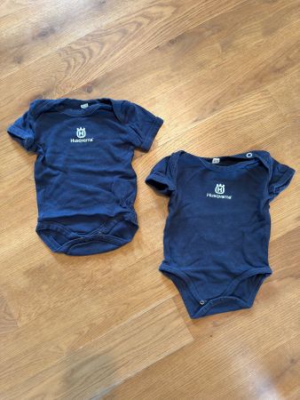 2er Set Baby Body kurzarm, Gr. 62/68, Husqvarna, blau