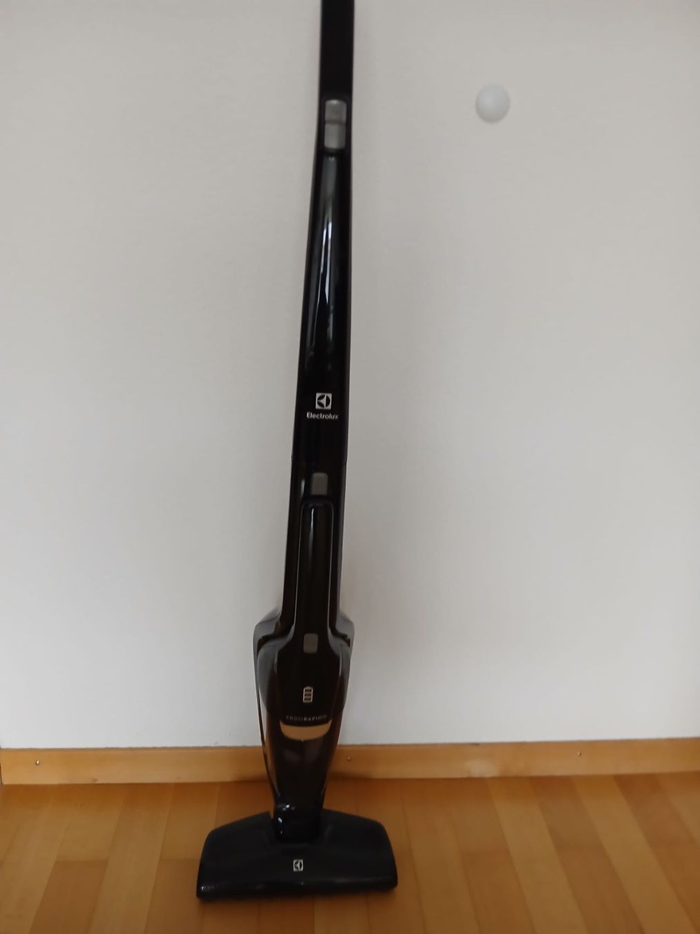 Electrolux Aspirapolveri & Accessori: Electrolux Akku-Staubsauger 2in1 EERC73EB Ergorapido – Nuovo (secondo la descrizione) da Willisau venduto da Flaming
