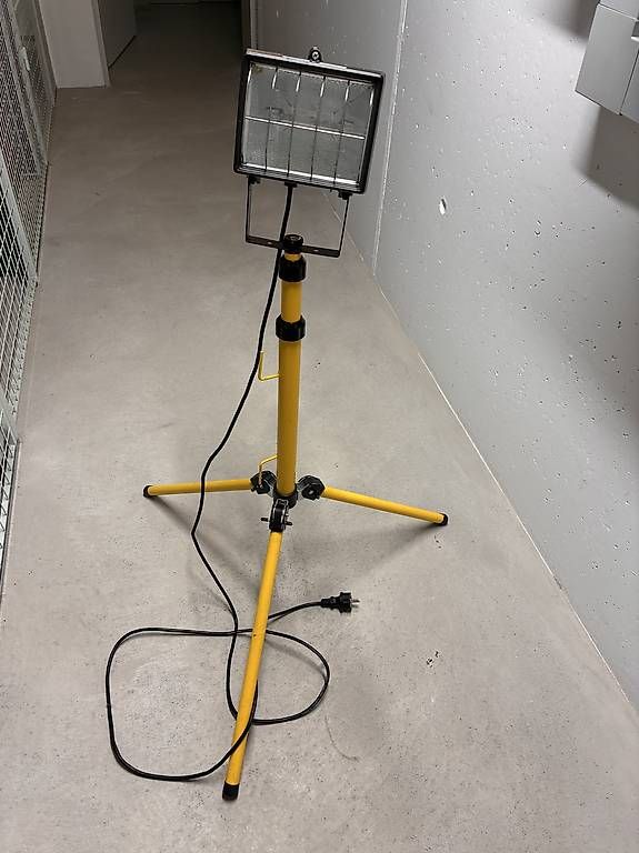 Lampes: Halogen Strahler mit Ständer, Fluter – D'occasion à Pfäffikon ZH par smitti007 2