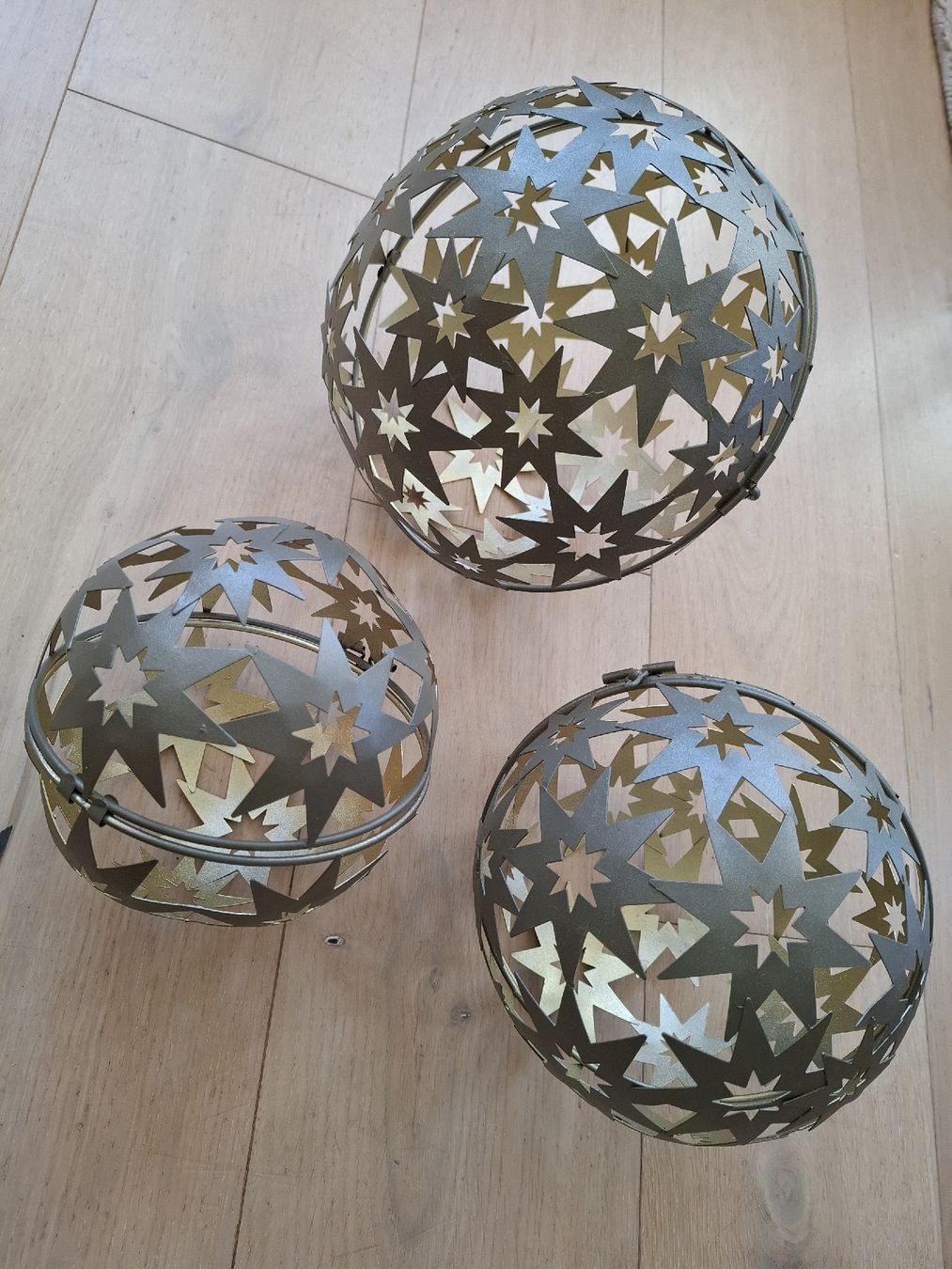 Tutte le decorazioni: Weihnachts Dekokugeln Stars – Usato da Wikon venduto da DilleKamille
