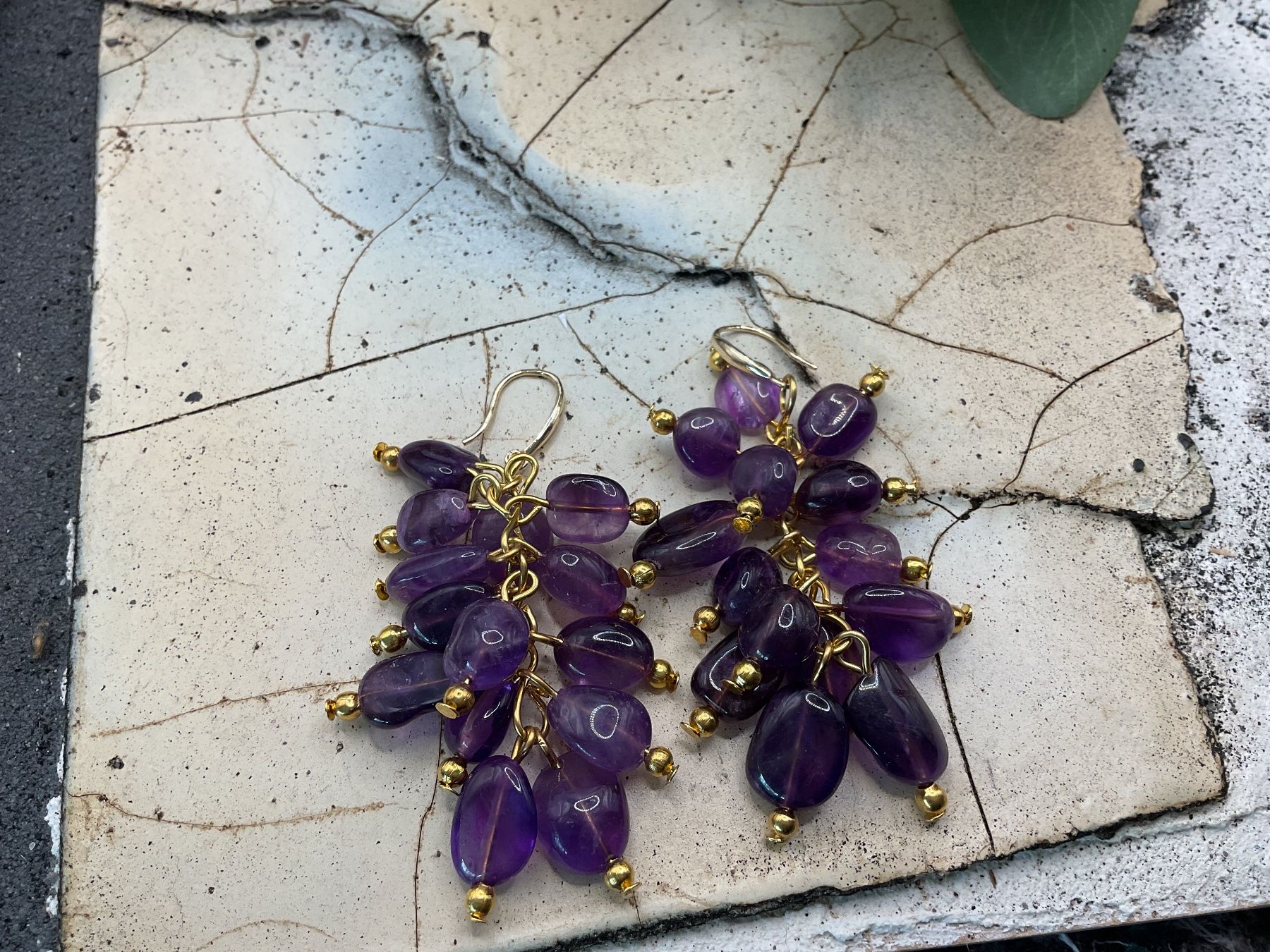 Orecchini pendenti & Orecchini a lobo: Ohrhänger lang mit Amethysten und Metallhaken – Nuovo (secondo la descrizione) da luzern venduto da Alpendorf1 2