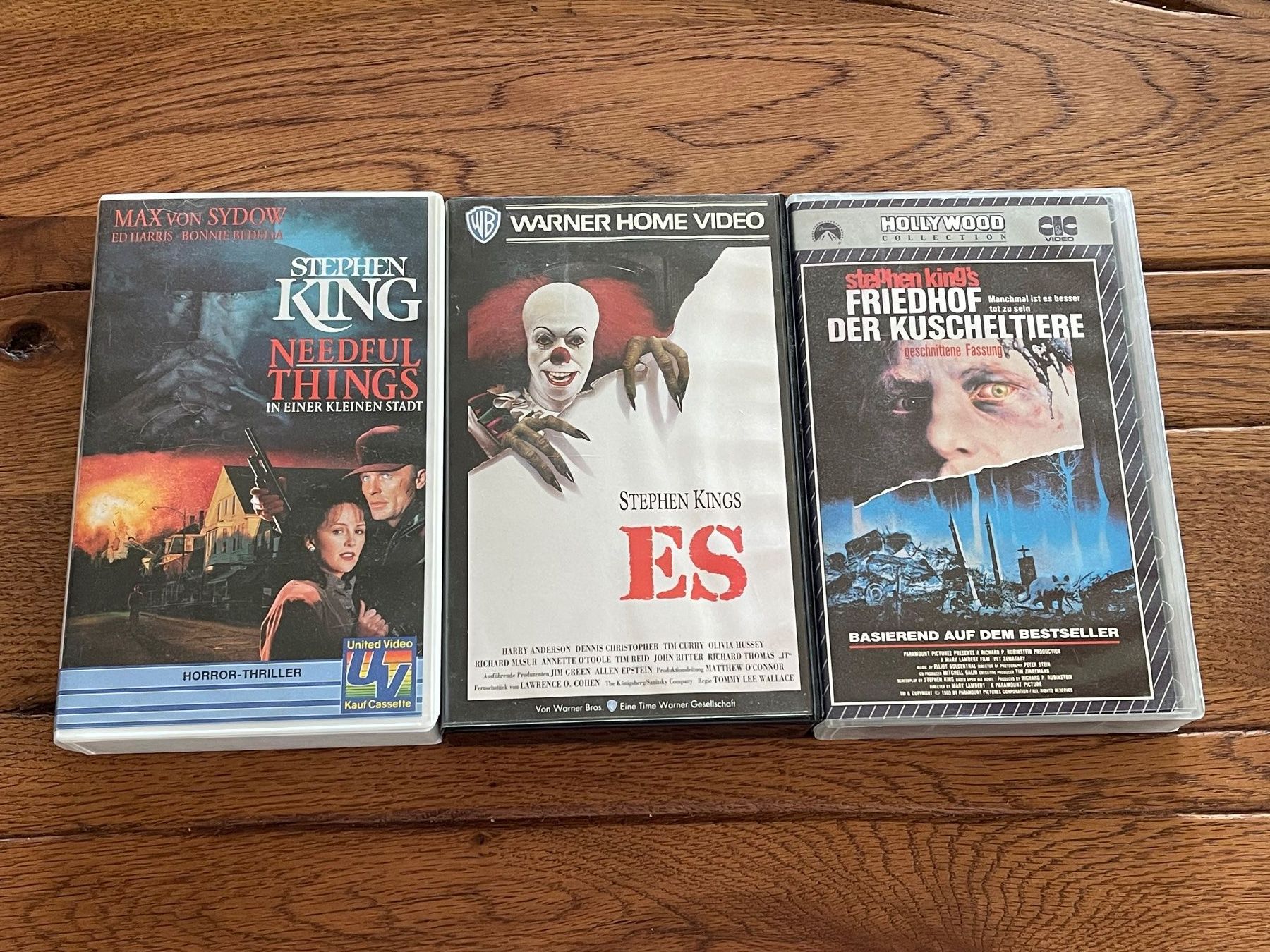 Tutti i VHS: Stephen King Filme VHS 3er Set Needful Things ES Friedhof... – Usato da Zuerich venduto da Dorsi