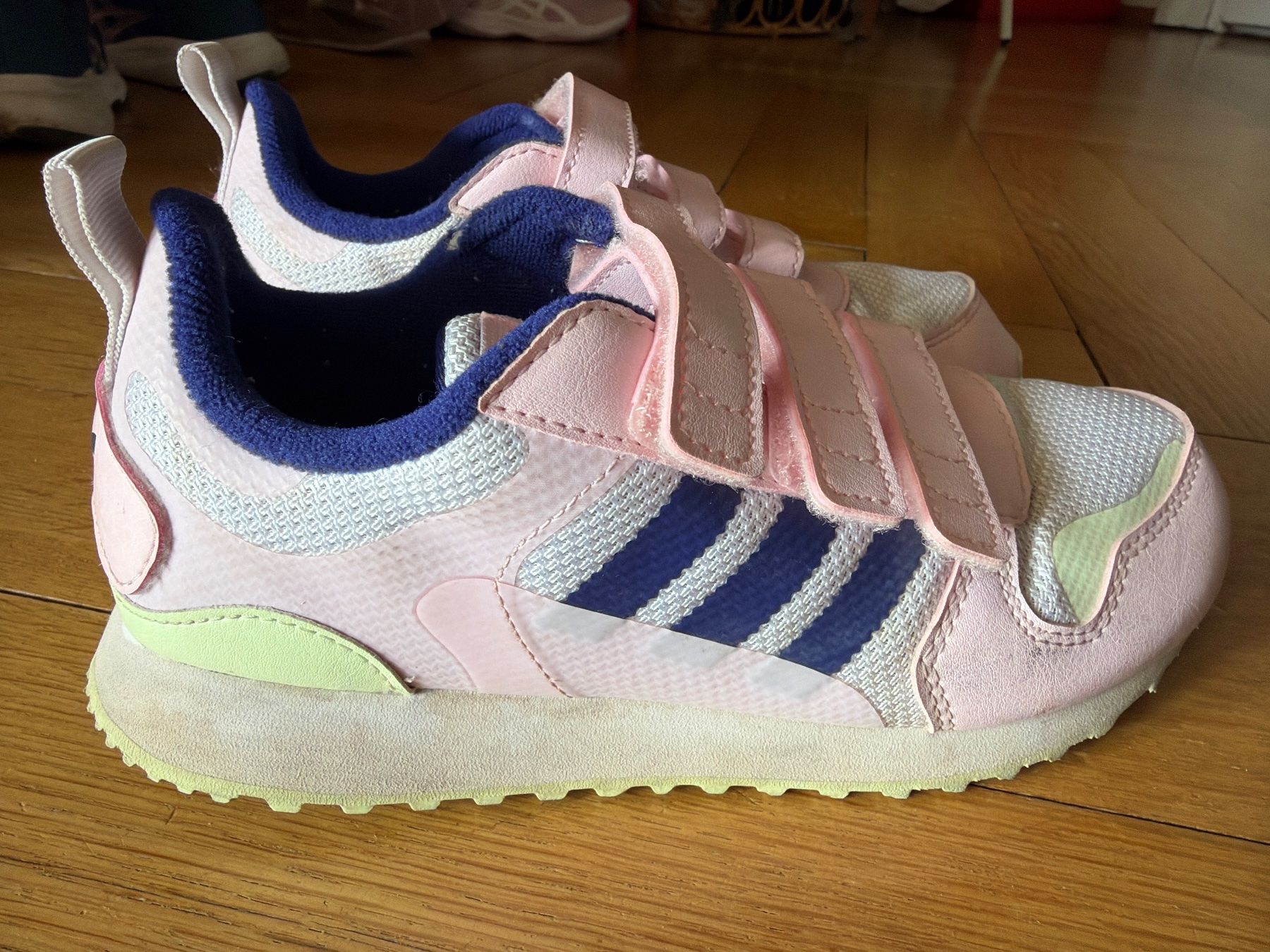 Adidas Chaussures filles: Baskets Adidas taille 35 – D'occasion à Lausanne par ale_yzt7