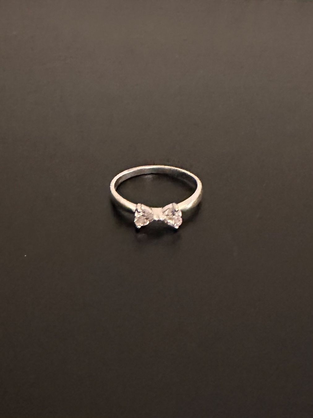 Anelli: Modeschmuck Ring mit weissen Steinen SCHLEIFE – Usato da Emmenbrücke venduto da little.treasures 1
