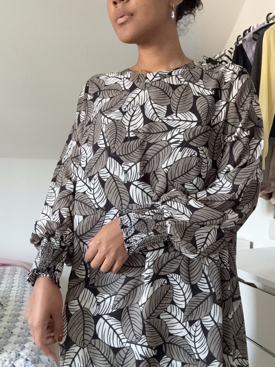 La Redoute Robes: Kleid mit Blattmuster schwarz/weiss Grösse L – Neuf (Voir description) à Winterthur par Flomiverse