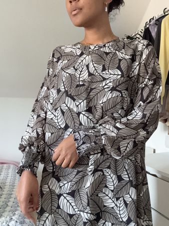 Kleid mit Blattmuster schwarz/weiss Grösse L