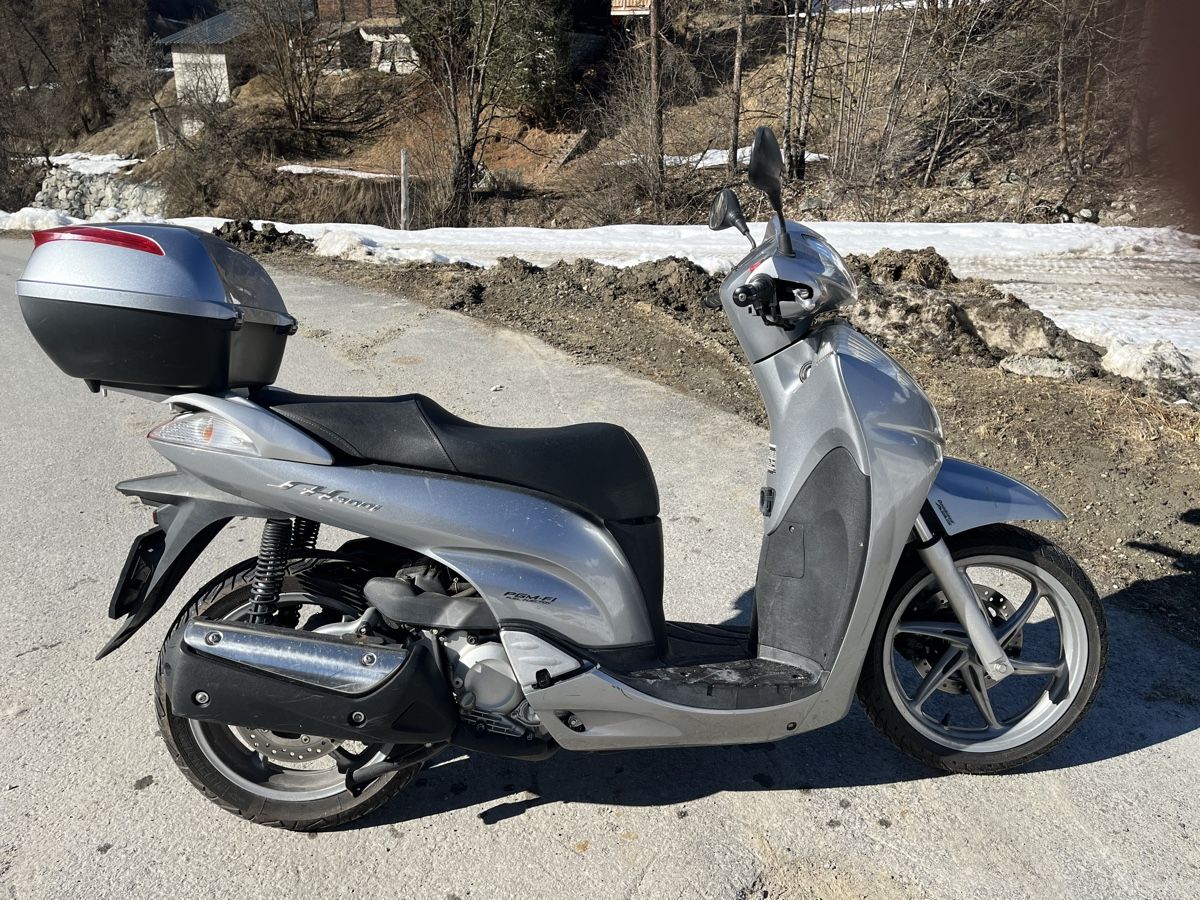 Honda Scooter: Scooter Honda SH300a – Usato da les Haudères venduto da alp-paint