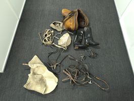 Grosses Konvolut Deko Reitzubehör - Sattel, Stiefel etc.