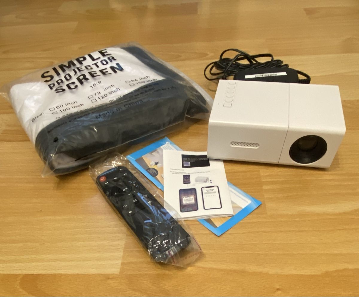 Mini-Beamer / Projektor weiss – mit Fernbedienung und Leinwa (Neu ...