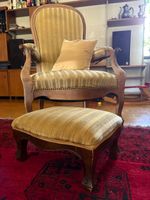 Antiker Sessel Ohrenbackensessel mit Hocker & Samtbezug