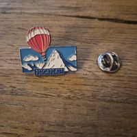 Pin’s Fiscaplan – montgolfière et montagnes – émail  