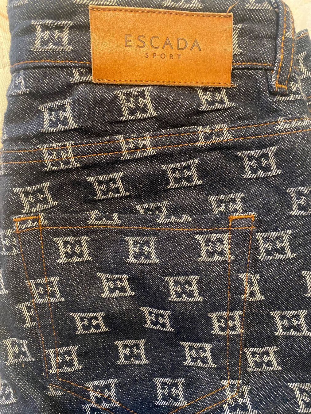 Escada Jeans: Escada Monogramm Jeans Gr 36 – Usato da Baar venduto da egl_q6qy 4