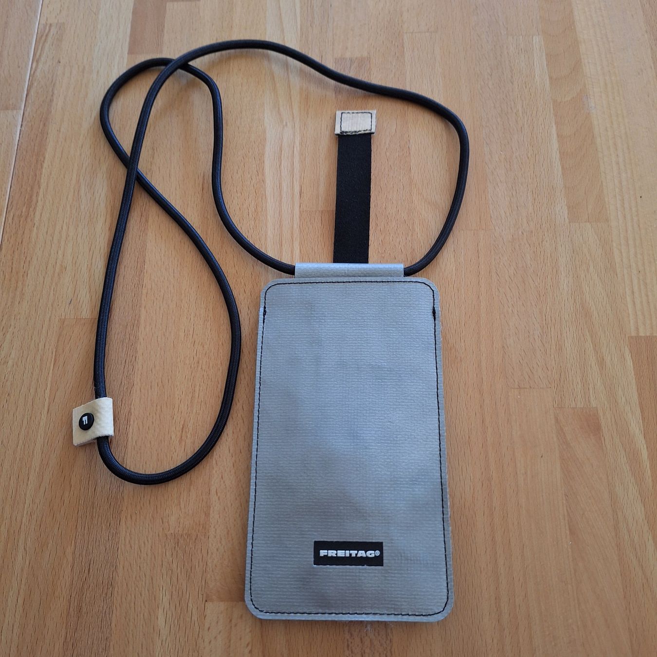 Freitag Covers & Schutzfolien: "Freitag" Handyhülle, silber – Gebraucht aus Schöftland von casalti