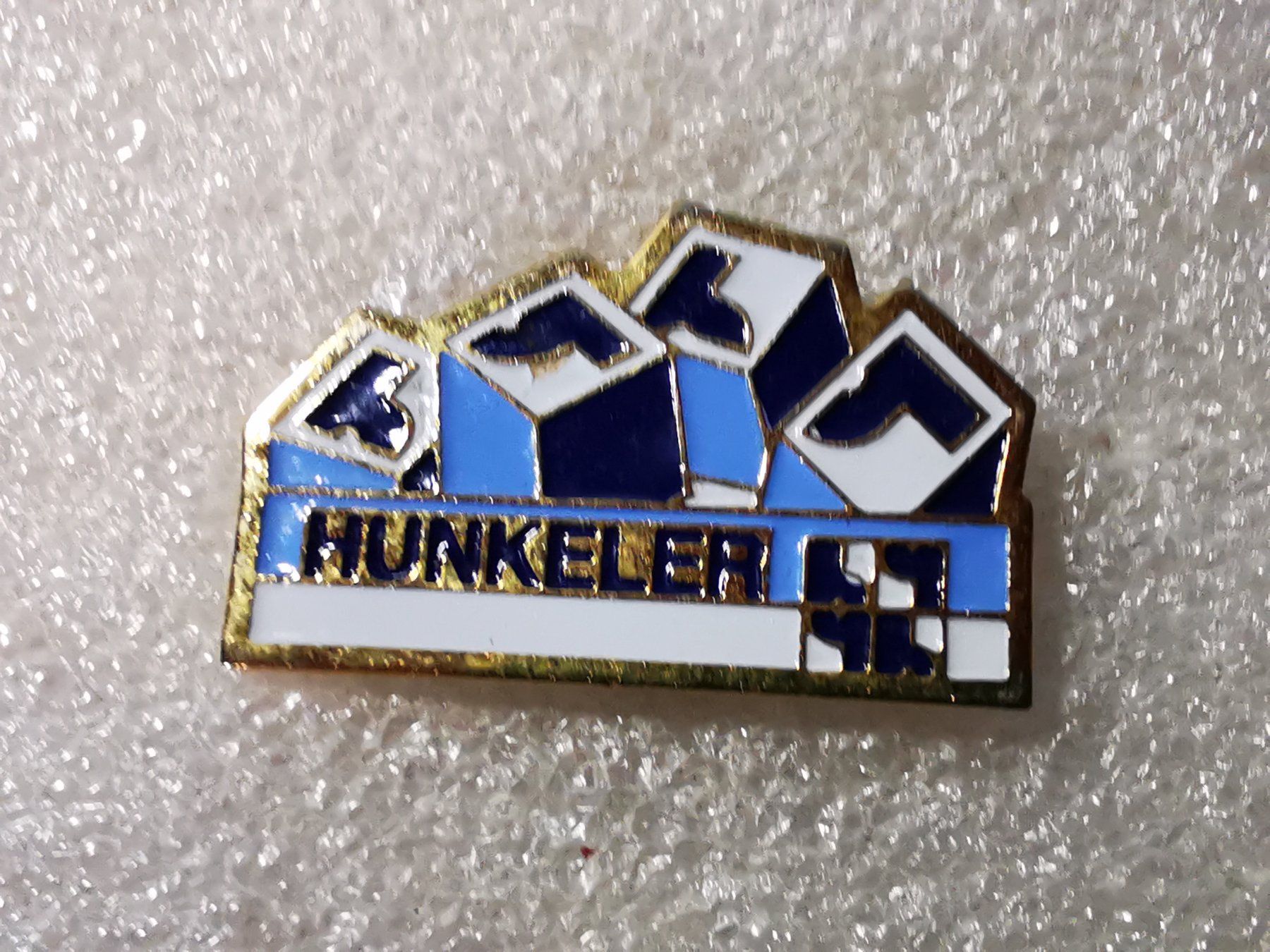 Placchette & Badge: Ansteckpin 36: Hunkeler – Usato da Oppligen venduto da Pin-Fall-Shop