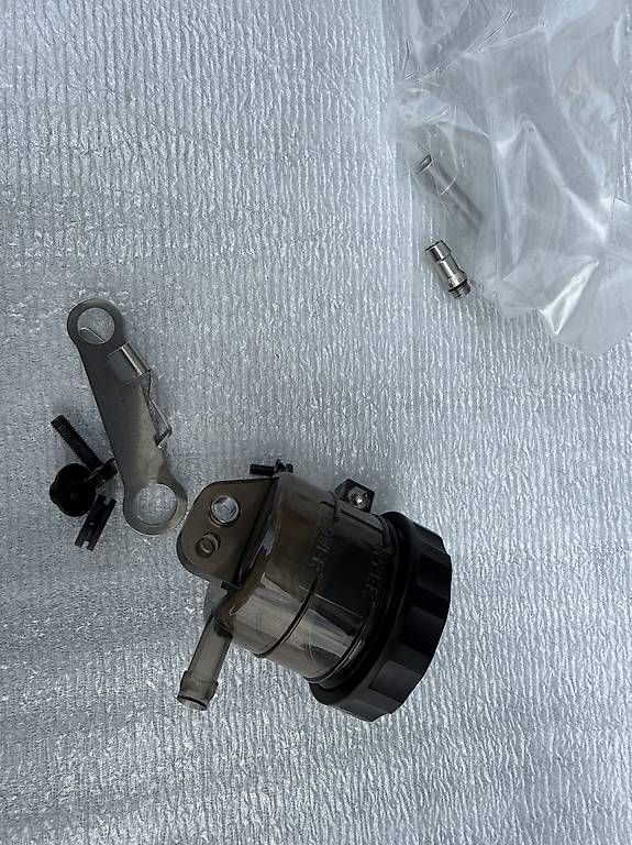 Alle Motorradersatzteile: Kawasaki Bremsflüssigkeitsbehälter – Gebraucht aus Schönenberg ZH von mic_6c6f 2