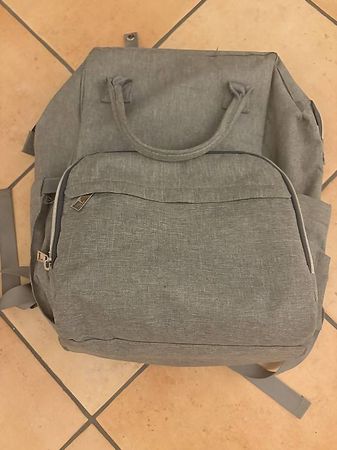 Grauer praktischer Wickelrucksack 