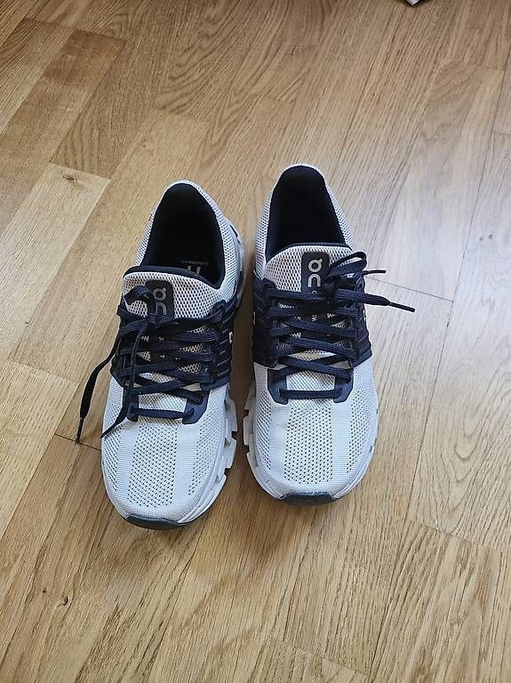 On Damenschuhe: On Cloudswift Damen - Creme/Schwarz  bequem & leicht – Gebraucht aus Buchs SG von corapre 1