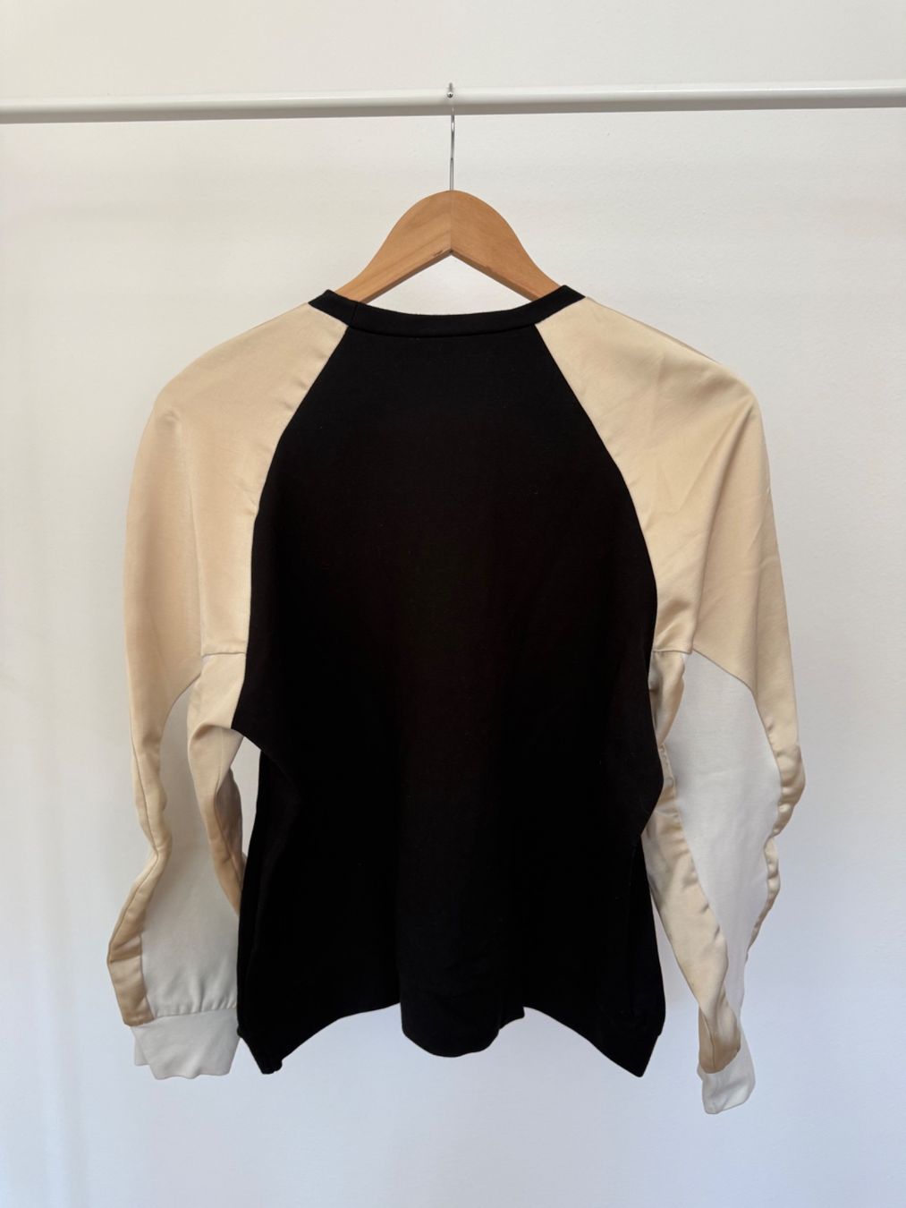 T-shirt: Schwarzes Sweatshirt mit cremefarbigen Ärmeln, Gr. S – Usato da Kriens venduto da MeinKleiderschrank 4