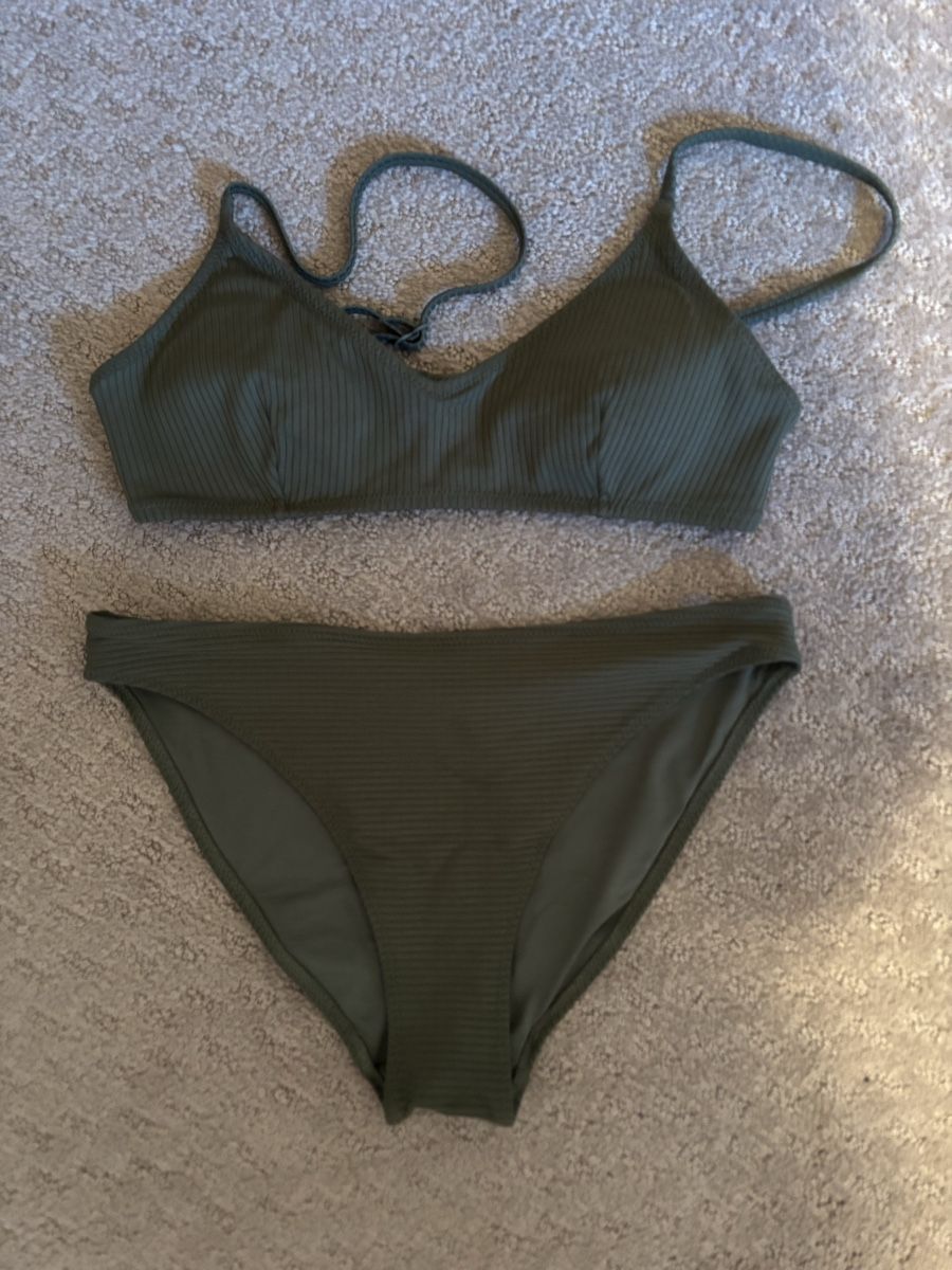 H&M Costumi da bagno & Bikini: maillot de bain 2 pièce vert kaki – Usato da Haute-Nendaz venduto da marionfournier
