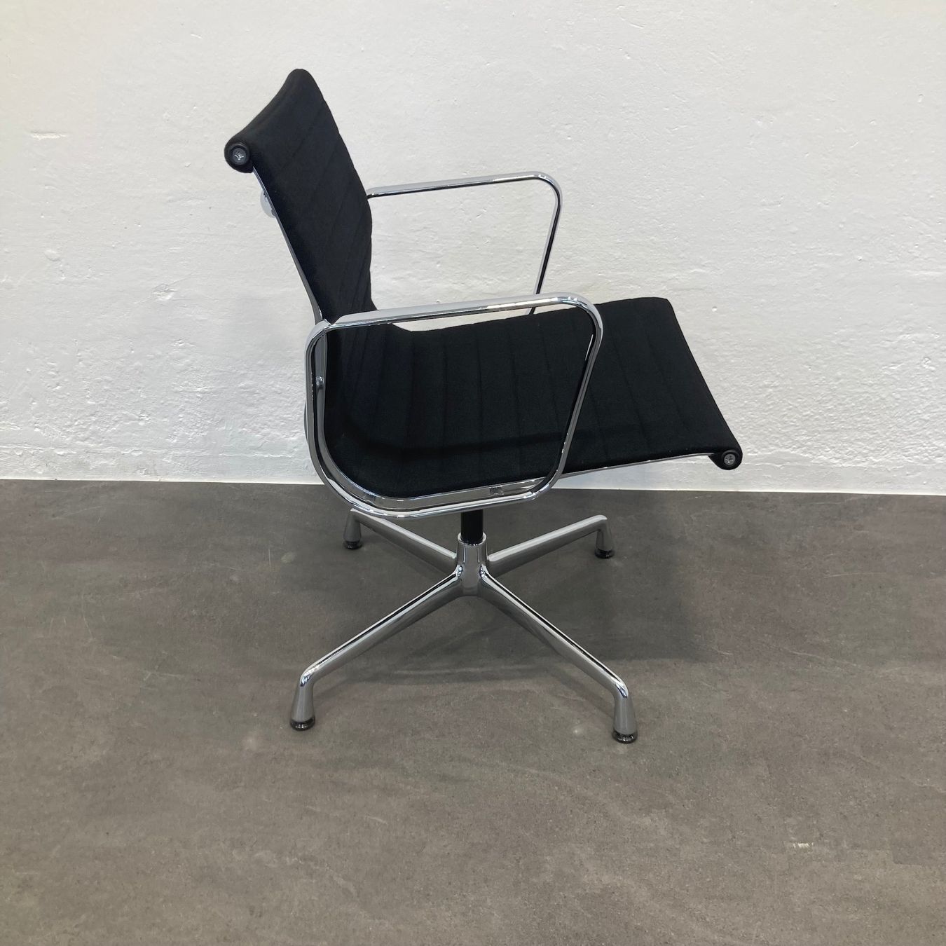 Sedie: Vitra Eames Alu Chair EA108 Hopsak Schwarz – Usato da Schönenwerd venduto da mcofficeshop 2