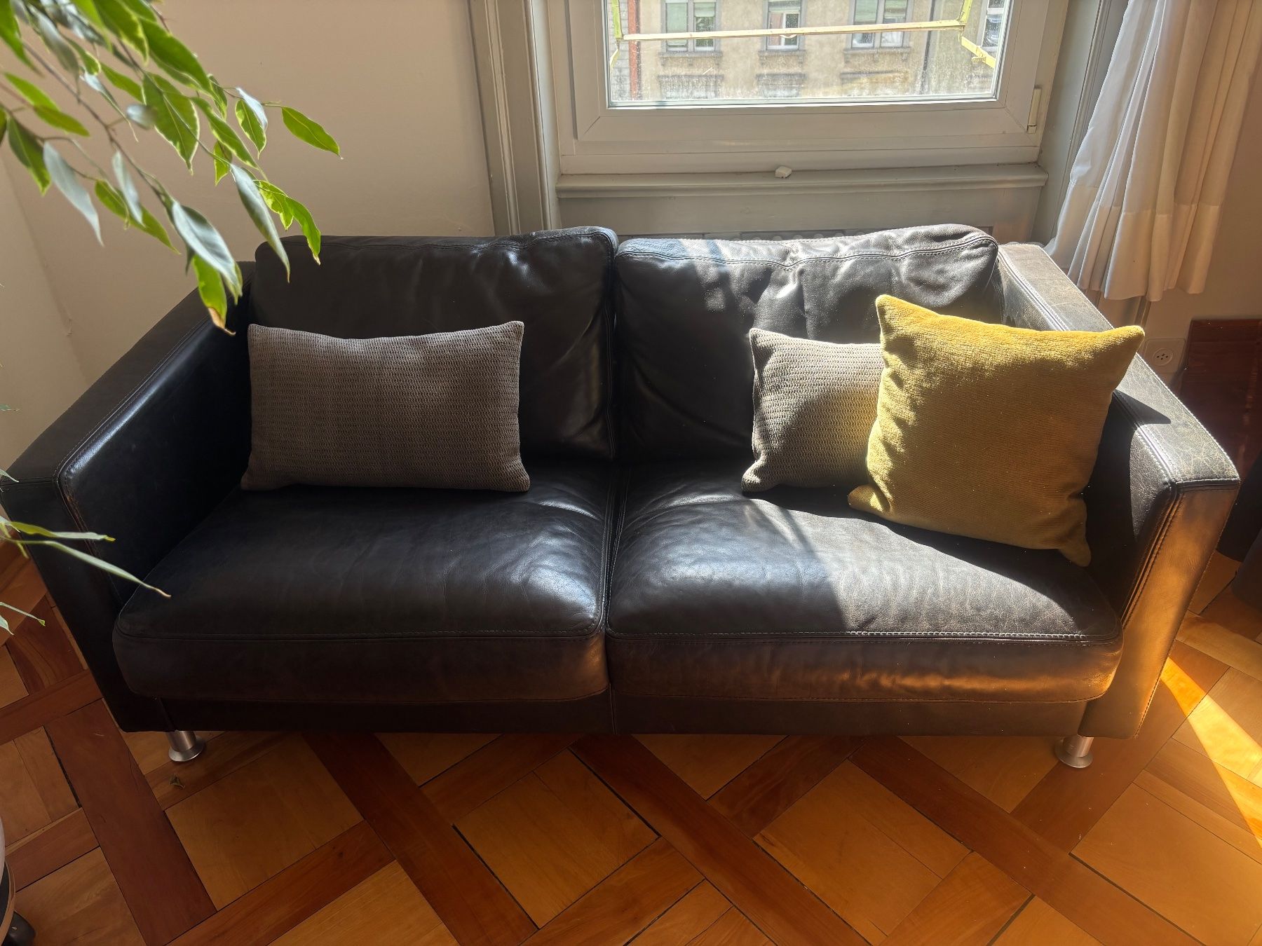 Divani: schwarzes Ledersofa, 2-er Sitz – Usato da St. Gallen venduto da Aliisanna 3