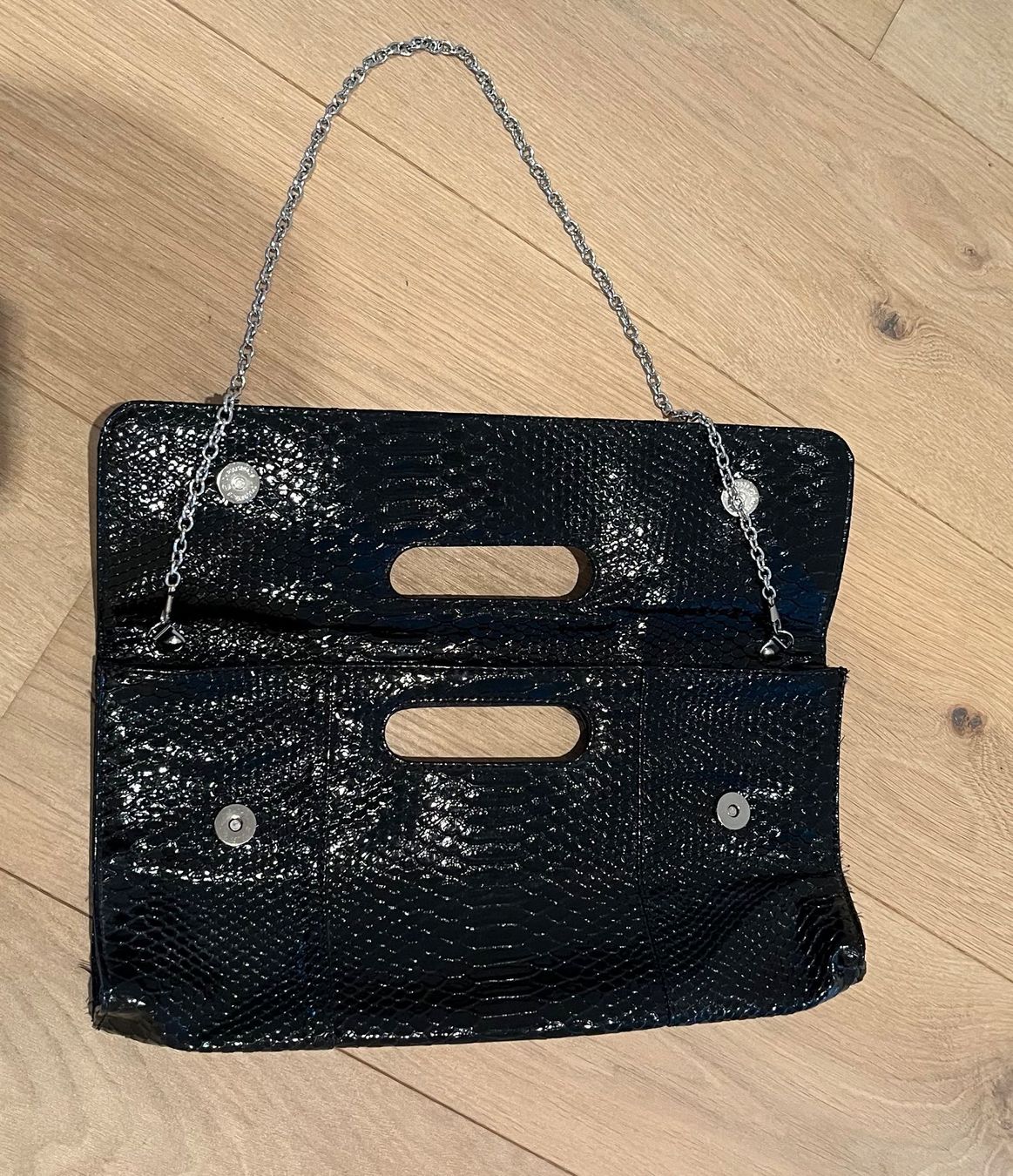 Borse da donna: Clutch mit Kette - schwarz, Lack, Schlangenoptik, – Usato da Kloten venduto da SANTALA23 1