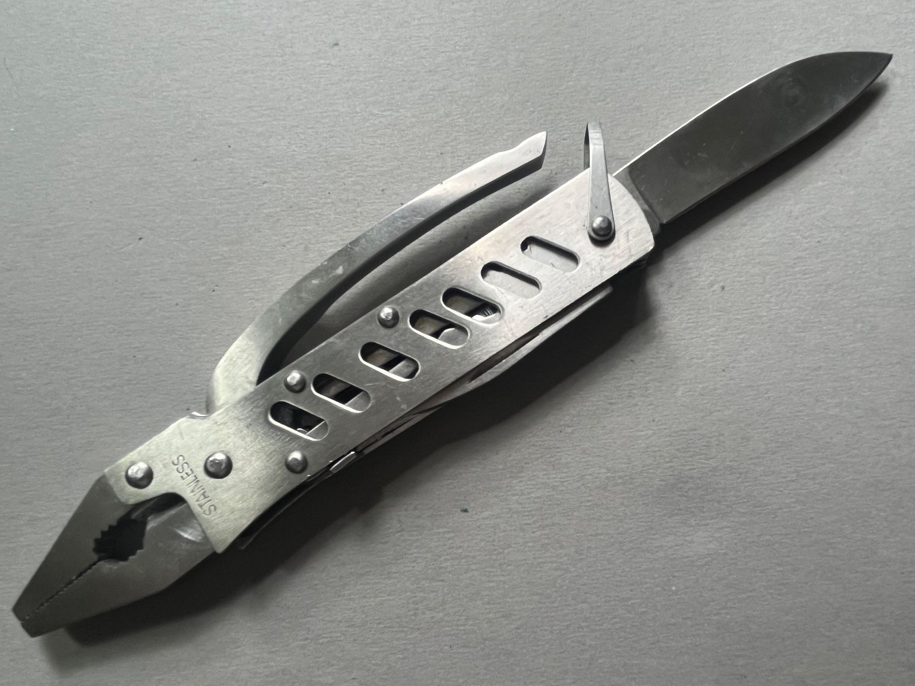 Tous les outils: Neuwertiges Multitool mit Etui – Neuf (Voir description) à Zürich par FV.vintage 3