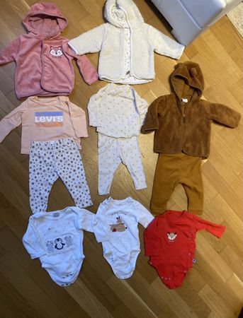 Baby Kleidungen - Sets Neuwertig gr. 68 div. Marke Levis H&M