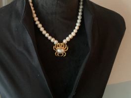 Aussergewöhnliches Perlen Collier mit einer Silber Krabbe