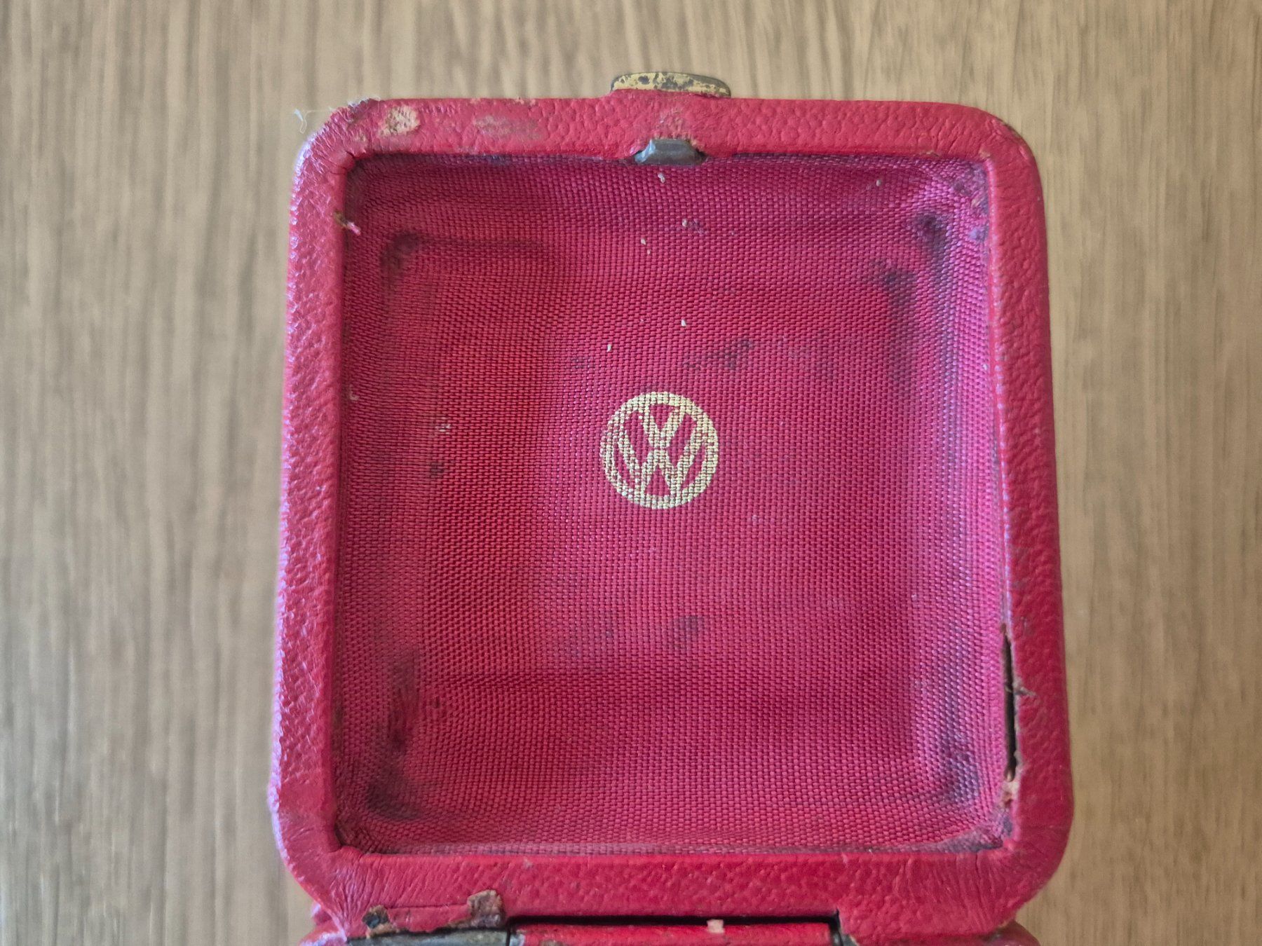 Sveglie: Mechanischer Reise Wecker mit VW Zeichen – Difettoso da Langenbruck venduto da zwahlenA