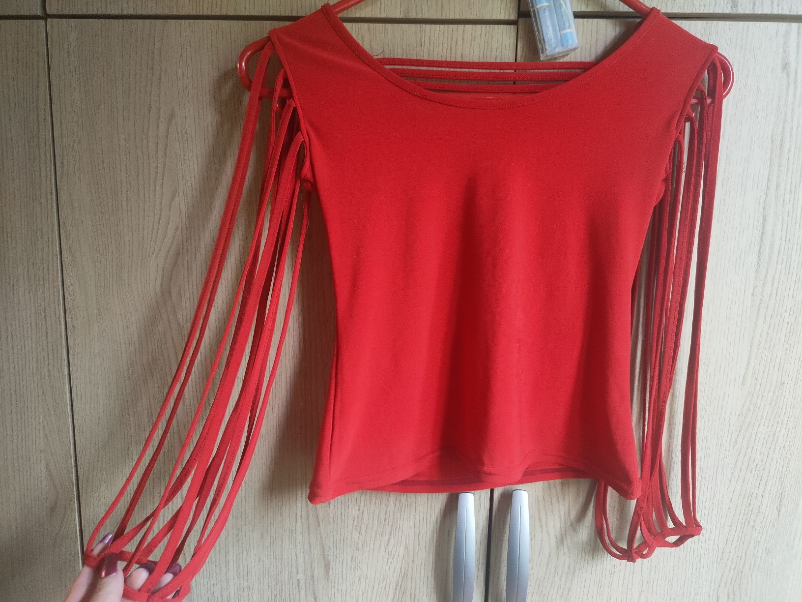 Top: Top rouge avec manches à franges, Taille S – Usato da Lausanne venduto da Cassandra11 1