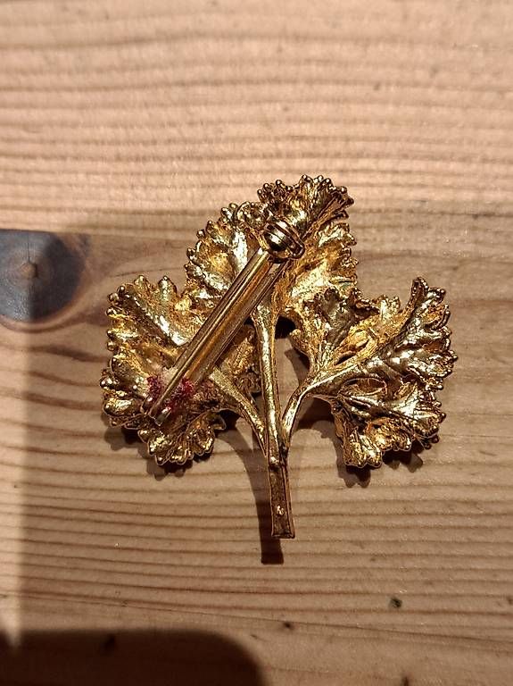 Broches & Aiguilles: Vergoltetes echtes Peterliblatt – D'occasion à Augst BL par Rayegle 1