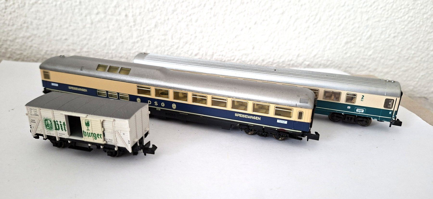 Fleischmann Modellini di ferrovie: Fleischmann / Minitrix und Arnold 3 Wagen DB / DR und DSG – Difettoso da Biberist venduto da Ntrains
