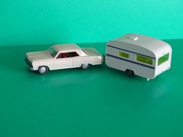 Chevy Malibu mit Wohnwagen von Wiking 1/87