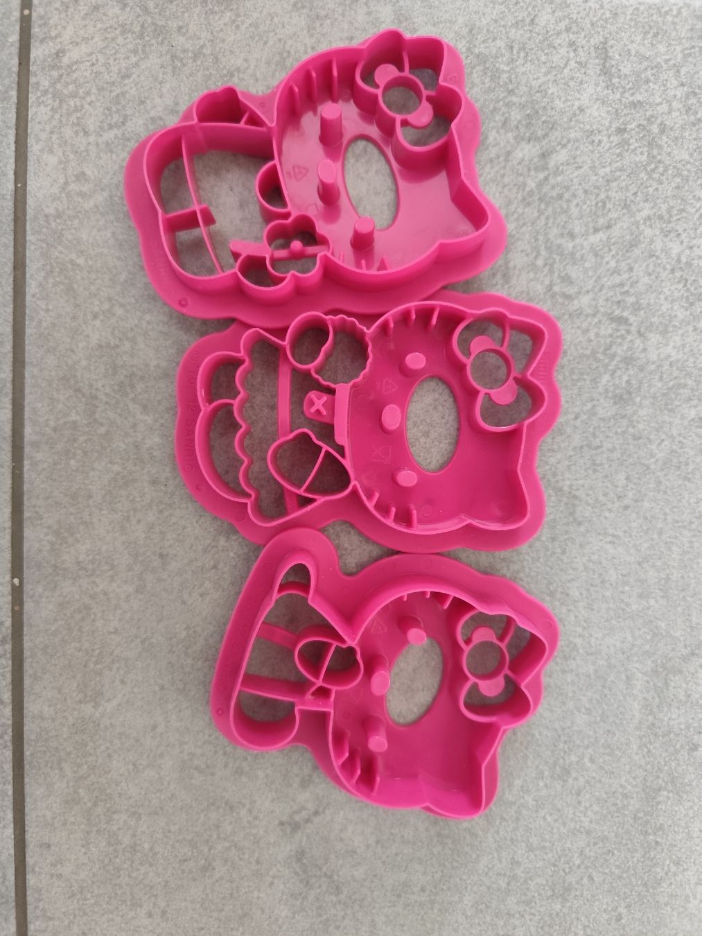 Tupperware Moules à gâteaux: Hello Kitty Ausstecher – D'occasion à Kerzers par sb_12