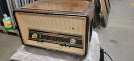 Antiker Radio mit Plattenspieler