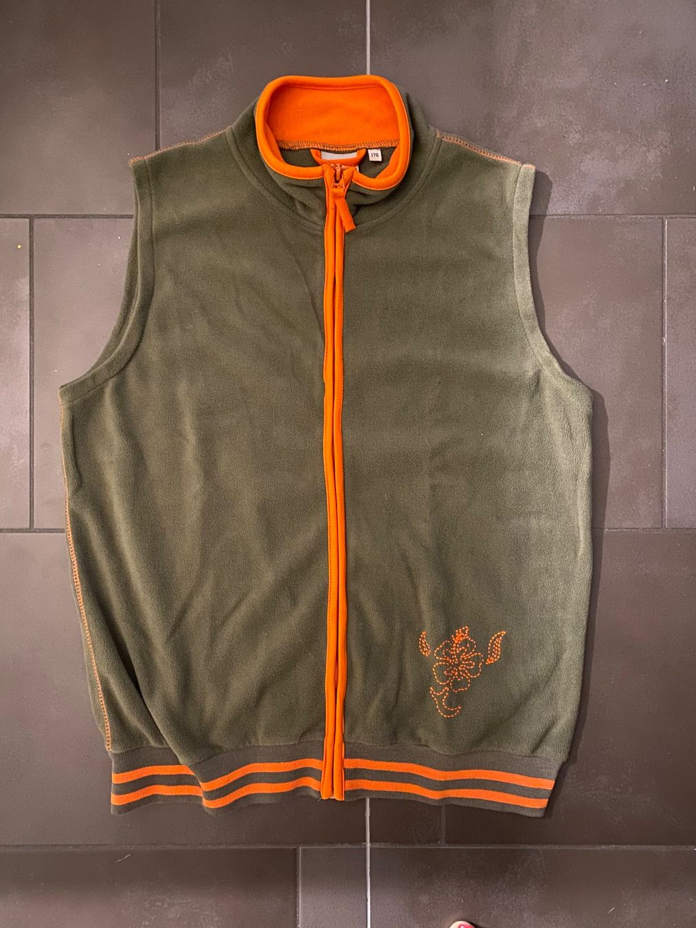 Sonstige Jungenkleidung: Bequemes Gilet Grösse 176 – Gebraucht aus Fehraltorf von Marlene4