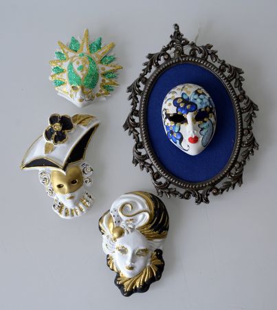 4 kleine Gipsmasken Karneval von Venedig 1x mit Antik Rahmen