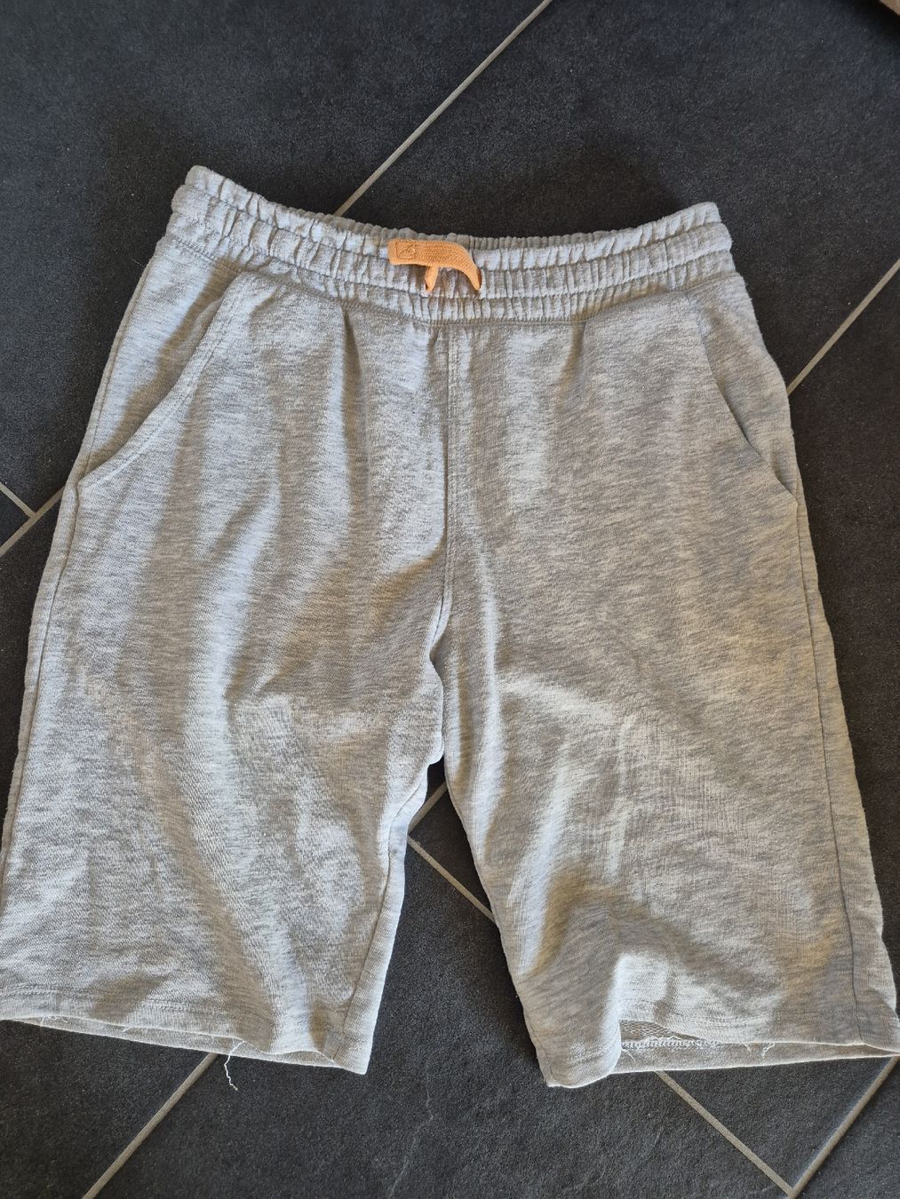 H&M Hosen: Shorts Gr. 164 - guter Zustand, grau – Gebraucht aus Büsserach von Fairprice_83