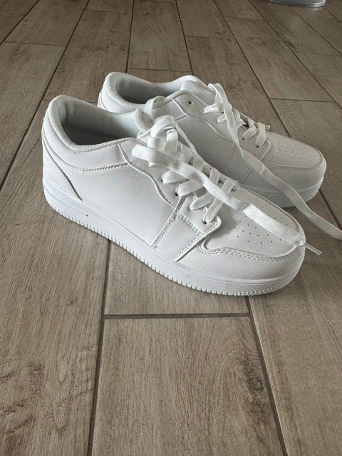 Scarpe da donna: Turnschuhe Gr. 39 weiss – Nuovo (secondo la descrizione) da Opfikon venduto da onlineschweiz