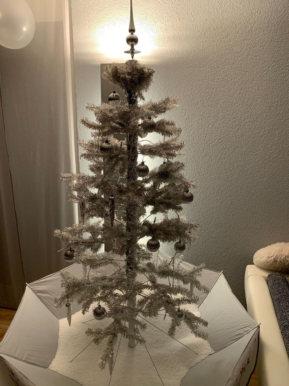 Tutte le decorazioni: Weihnachtsbaum mit Schnee + Beleuchtung – Usato da Aeschi SO venduto da Bluemail 1