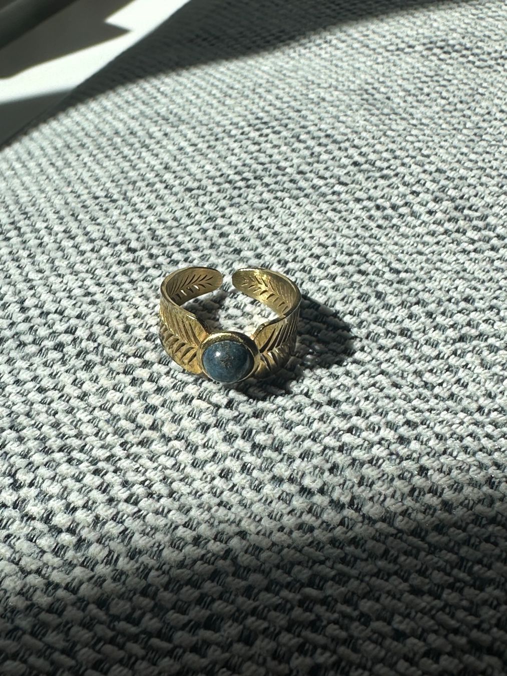 Anelli: Goldiger Ring mit blauem Stein – Usato da Zürich venduto da leo_pyh7