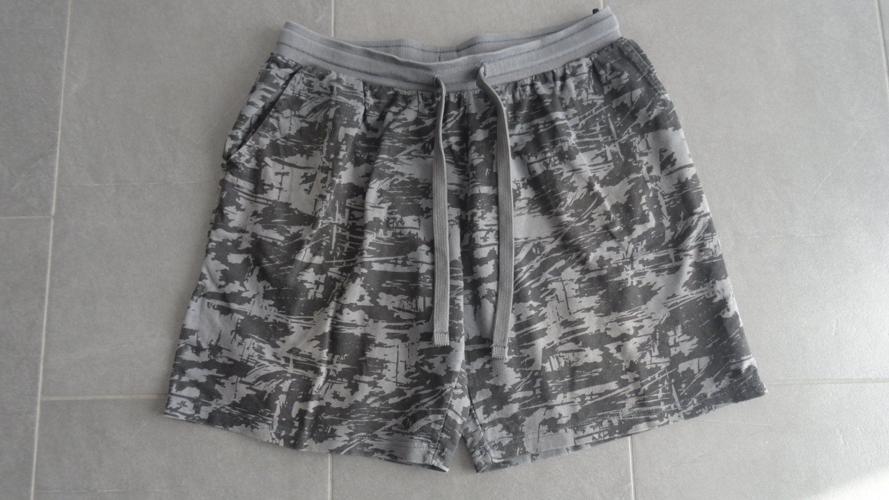 Pantaloni: Accanto Shorts schwarz/grau, Grösse L – Usato da Beinwil am See venduto da den_p9db